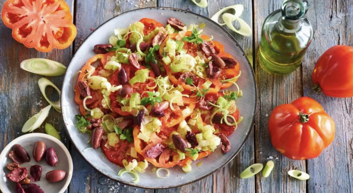 A paradicsomsaláta titkai – Friss és ínycsiklandó saláta, amit imádni fogsz 2 A paradicsomsaláta titkai – Friss és ínycsiklandó saláta, amit imádni fogsz