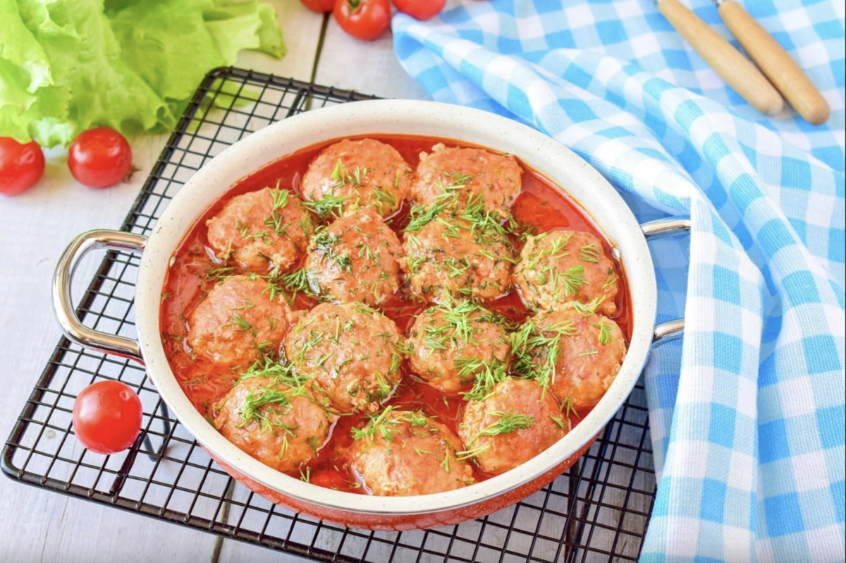 Paradicsomos húsgombóc: A magyar konyha egyik legfinomabb és legínycsiklandóbb fogása 2 Paradicsomos húsgombóc: A magyar konyha egyik legfinomabb és legínycsiklandóbb fogása