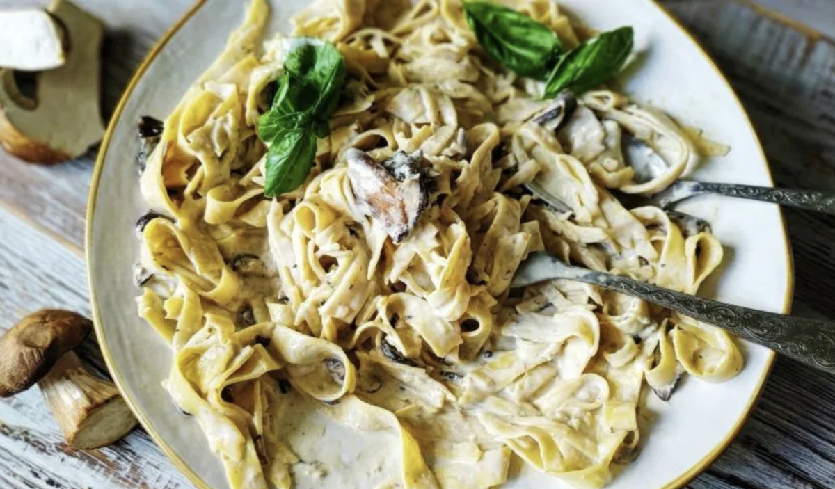 Tejszínes Gombás Tészta: A Krémes Kényeztetés, Amit Mindenkinek Ki Kéne Próbálnia 2 Tejszínes Gombás Tészta: A Krémes Kényeztetés, Amit Mindenkinek Ki Kéne Próbálnia