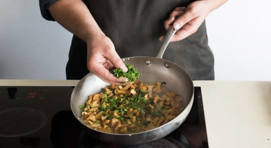 Ez a titkos gombapörkölt recept lenyűgözi a vendégeidet – készítsd el, mint egy igazi magyar 5 Ez a titkos gombapörkölt recept lenyűgözi a vendégeidet – készítsd el, mint egy igazi magyar