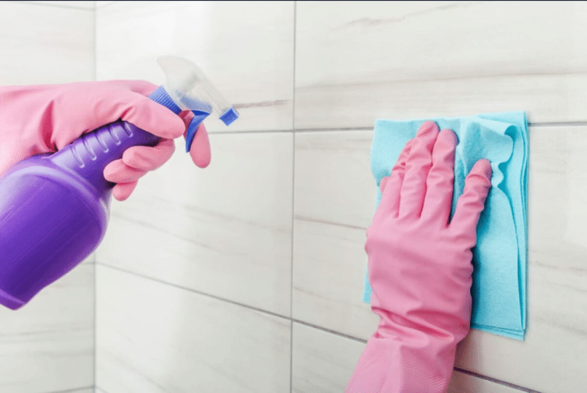 A leghatékonyabb házi keverék a fürdőszobai csempék tisztítására és a penész eltávolítására