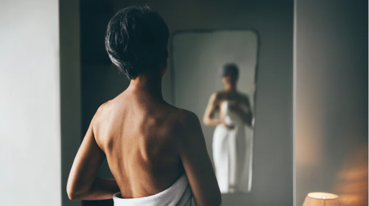 Amikor a fia elköltözik, Karen mély depresszióba esik és menorexia alakul ki nála.