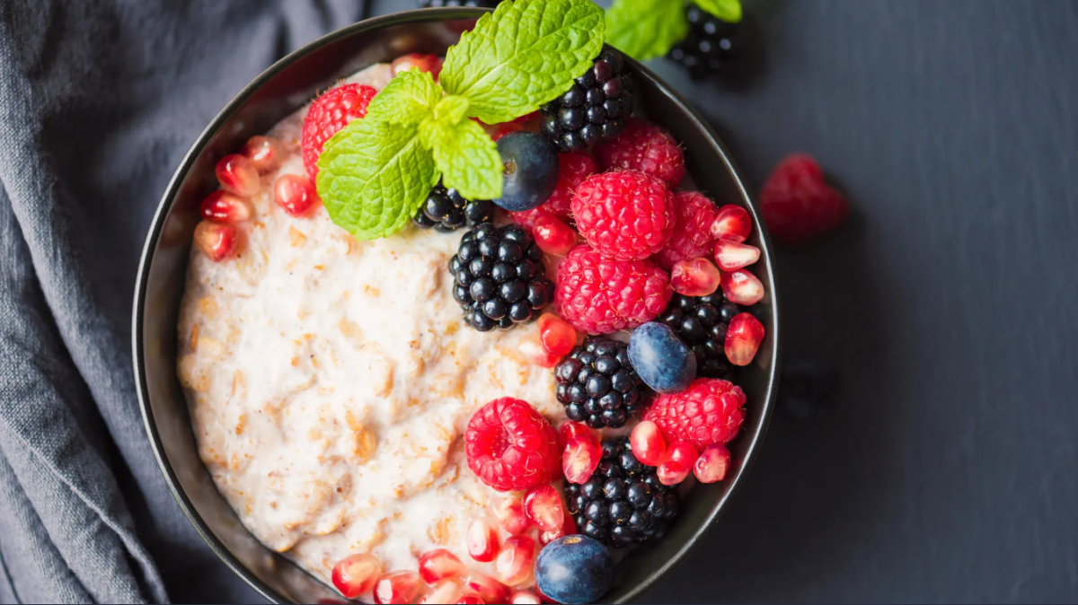 Egy tányér zabkása málnával és áfonyával.