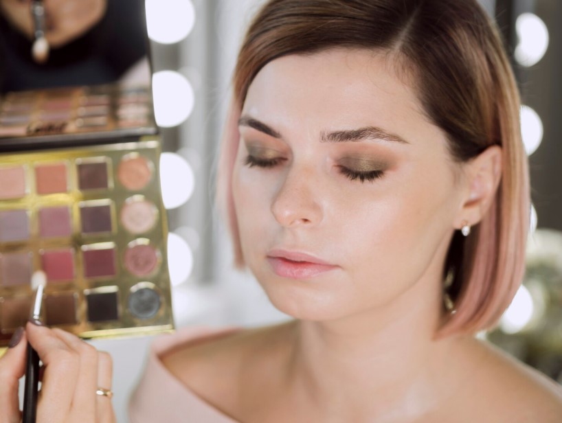 Modern minimalista sminktrendek 2026: Letisztult szépség, ami kiemeli a természetes vonásaidat 4 Modern minimalista sminktrendek 2026: Letisztult szépség, ami kiemeli a természetes vonásaidat