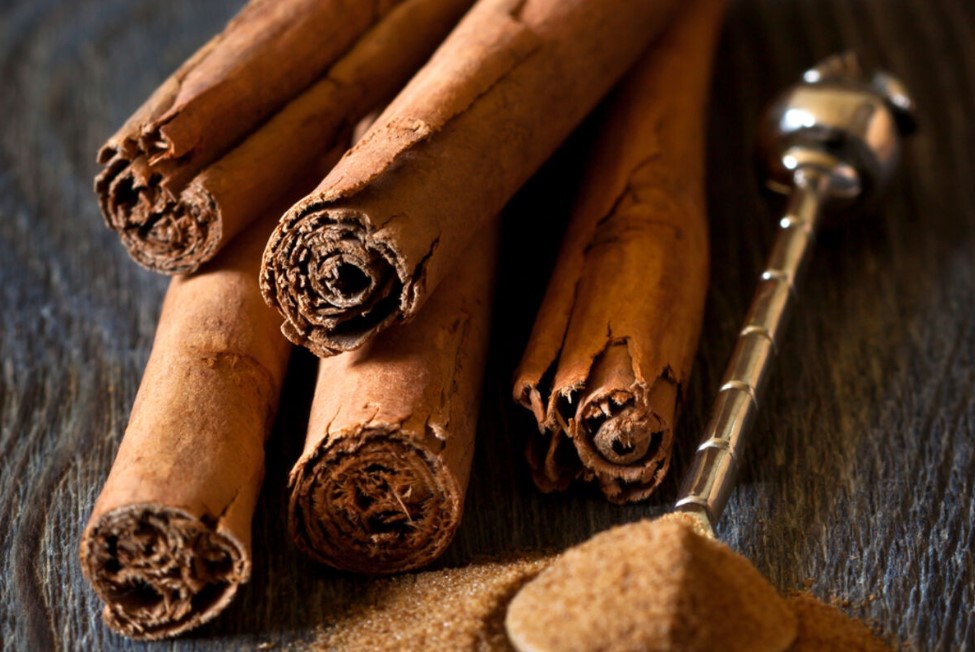 A döbbenetes ok, amiért egyre többen fahéjrudakat akasztanak a bejárati ajtóra – és mi történik, amikor te is kipróbálod 4 A döbbenetes ok, amiért egyre többen fahéjrudakat akasztanak a bejárati ajtóra – és mi történik, amikor te is kipróbálod