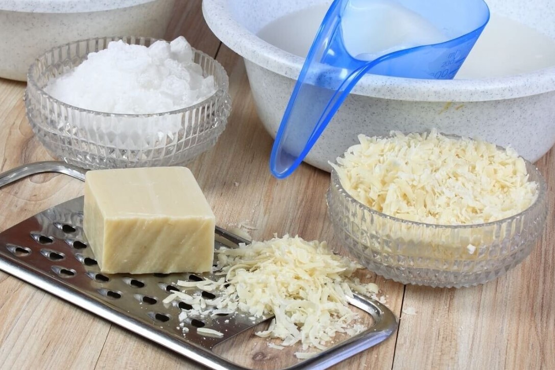 A bikarbonát és a fehér szappan keverése: miért célszerű, és mire használják