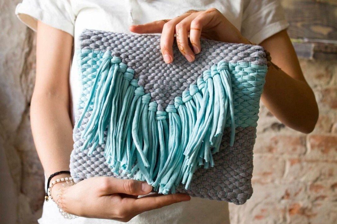 A régi ruhák újrafelhasználása a divatban: három új módszer az elhasználódott pólók használatára