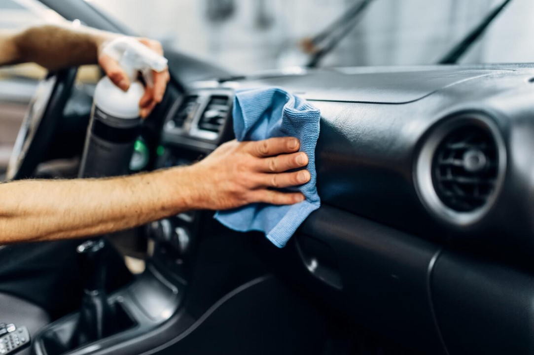 Hogyan lehet professzionálisan tisztítani az autó belsejét néhány egyszerű lépésben 3 Hogyan lehet professzionálisan tisztítani az autó belsejét néhány egyszerű lépésben