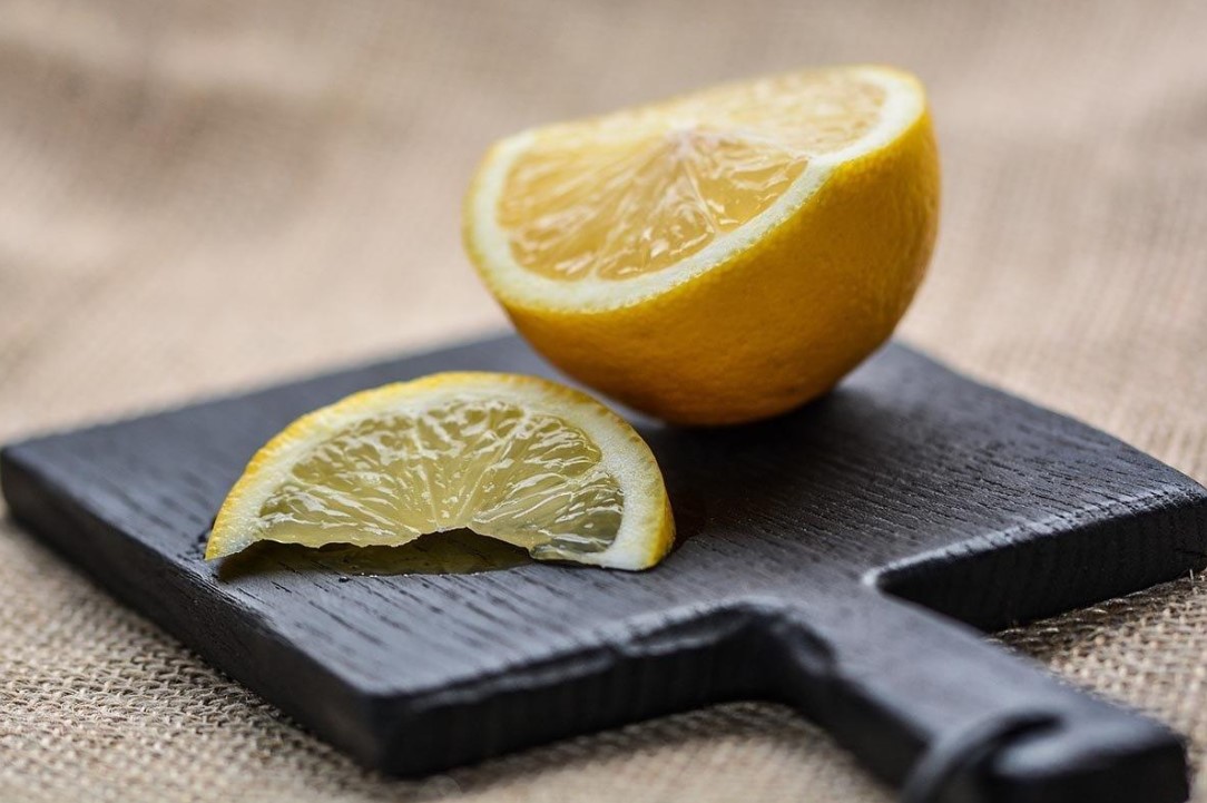 Keverjen össze két evőkanál ecetet három citromszelettel: miért tanácsos ezt megtenni, és miért van rá szükség