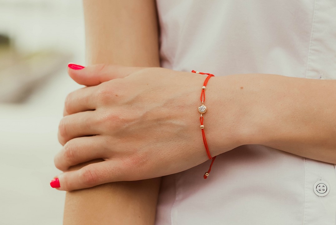 Miért ajánlott piros szalagot viselni a csuklóján és mi az?