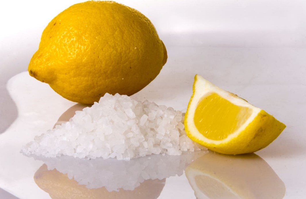 Hogyan távolítsuk el a vízkövet a fürdőszobában egyszerű lépésekkel és állítsuk vissza eredeti fényét