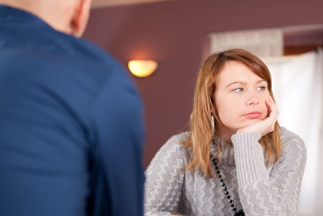 Mit jelent, ha egy személy beszélgetés közben elfordul, a pszichológia szerint 3 Mit jelent, ha egy személy beszélgetés közben elfordul, a pszichológia szerint