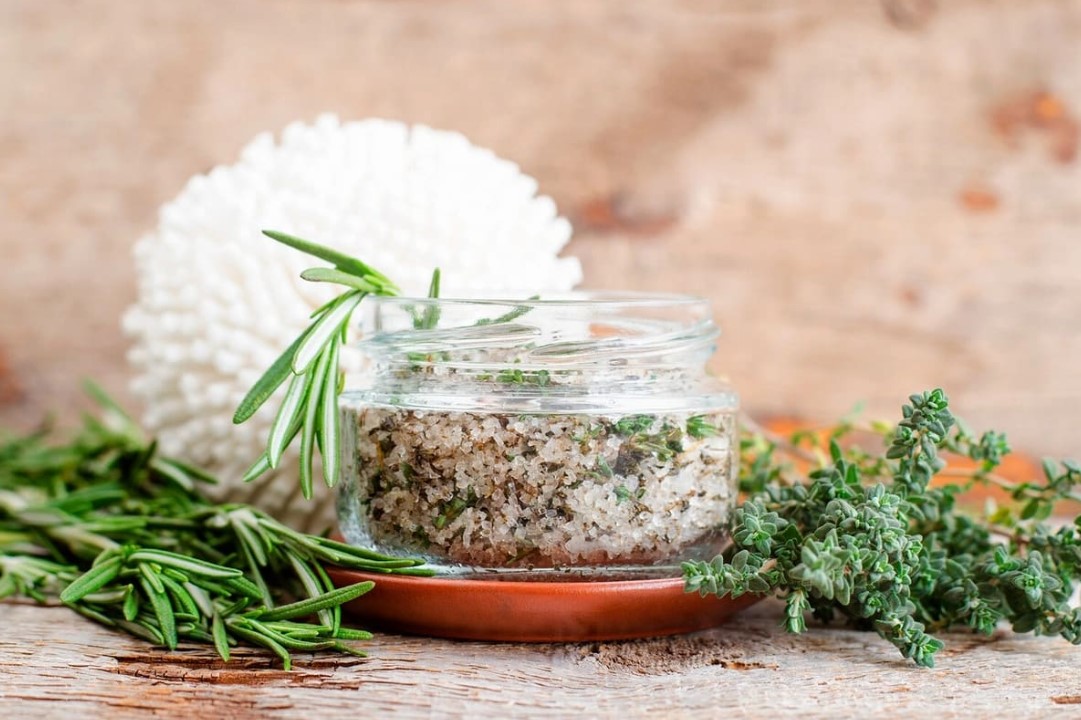 Rozmaring és durva só: miért tárolja őket egy üvegben otthon? 3 Rozmaring és durva só: miért tárolja őket egy üvegben otthon?