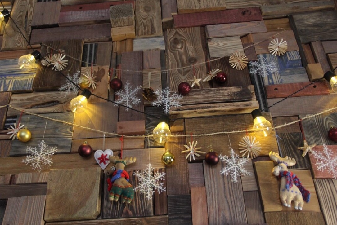 Búcsúzzon a hagyományos koszorúktól: a 2025-ös karácsonyfa modern trendje