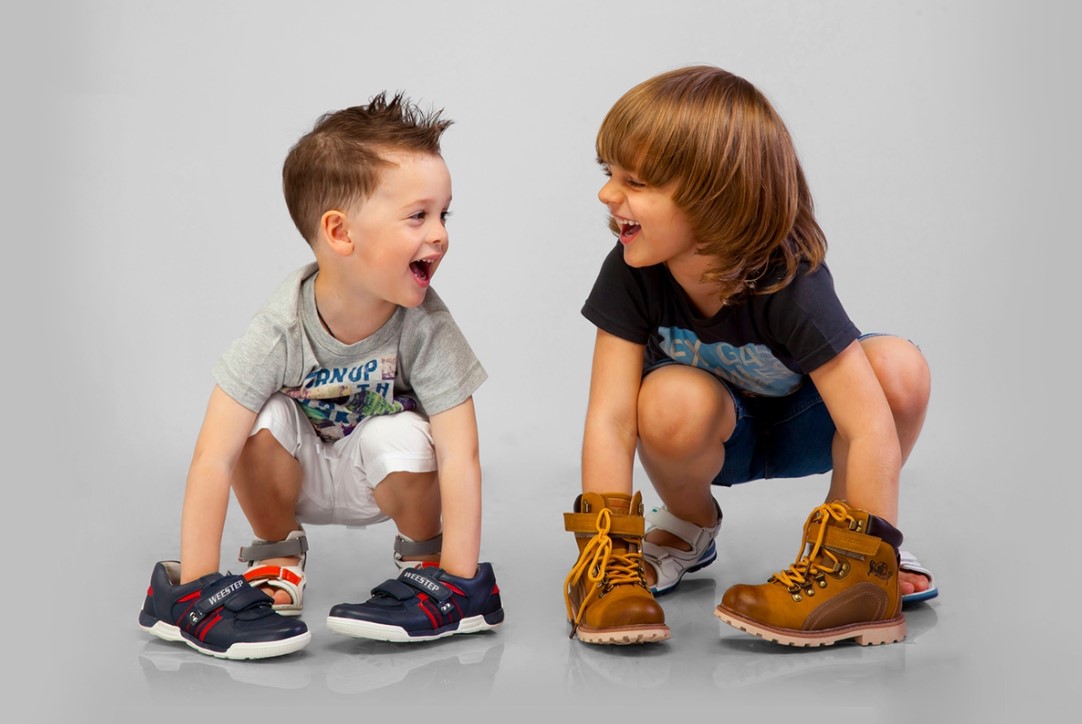 Mit jelent pszichológiailag, ha a gyerekek a szüleik cipőjében játszanak? A szakértők szerint ez sokkal mélyebb, mint hinnénk 3 Mit jelent pszichológiailag, ha a gyerekek a szüleik cipőjében játszanak? A szakértők szerint ez sokkal mélyebb, mint hinnénk