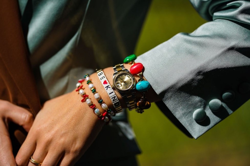 Mit jelent a pszichológia szerint, ha valaki egyszerre sok karkötőt visel?