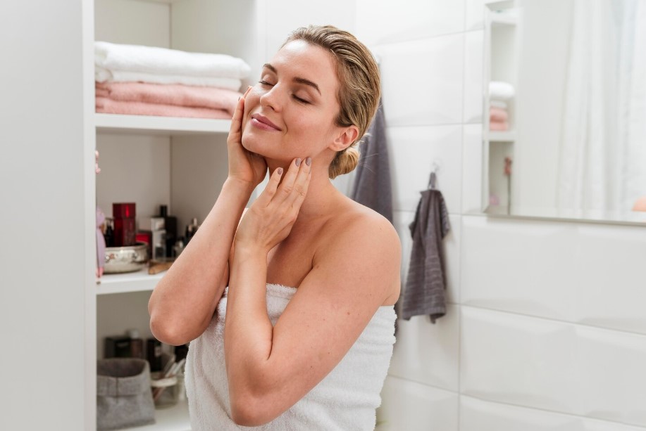 A rutin, amelyet egyre több magyar nő alkalmaz reggelente: egyszerű, 10 perces „skin reset”, amely láthatóan frissíti a bőrt 3 A rutin, amelyet egyre több magyar nő alkalmaz reggelente: egyszerű, 10 perces „skin reset”, amely láthatóan frissíti a bőrt