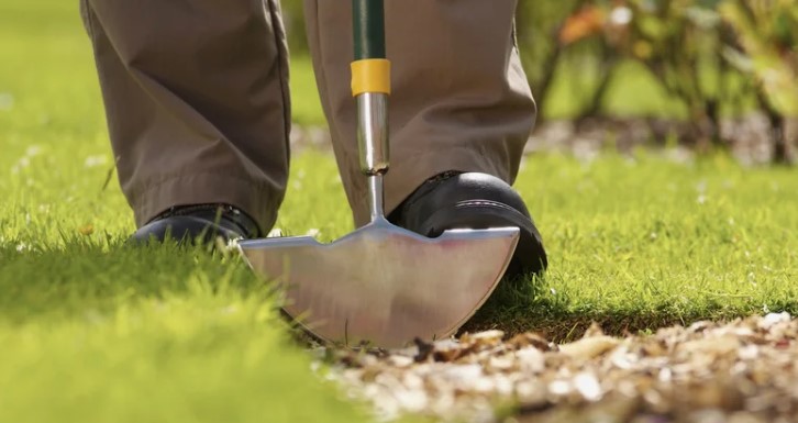 Okos trükk, amivel sokkal könnyebb megtisztítani és szegélyezni a járólapokat a kertben 3 Okos trükk, amivel sokkal könnyebb megtisztítani és szegélyezni a járólapokat a kertben