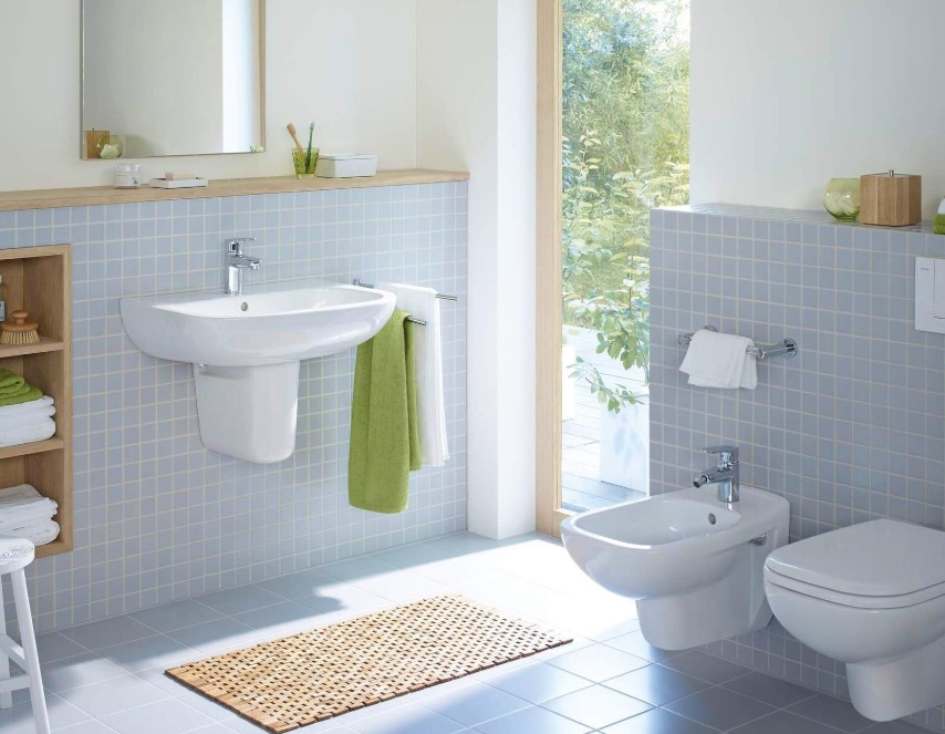 A konyhai tisztító újra megtisztítja a WC-t