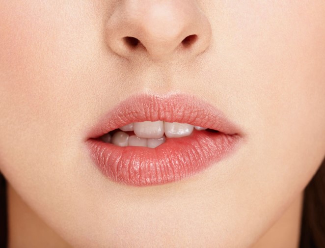 Alábecsült testbeszéd: hogyan kell helyesen értelmezni az ajakharapást