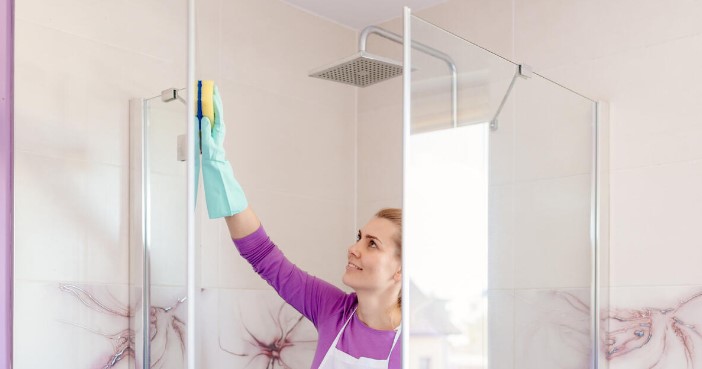 Három evőkanál, és a zuhanykabin újra ragyog – egyszerű otthoni gyógymód a vízkő eltávolítására 3 Három evőkanál, és a zuhanykabin újra ragyog – egyszerű otthoni gyógymód a vízkő eltávolítására