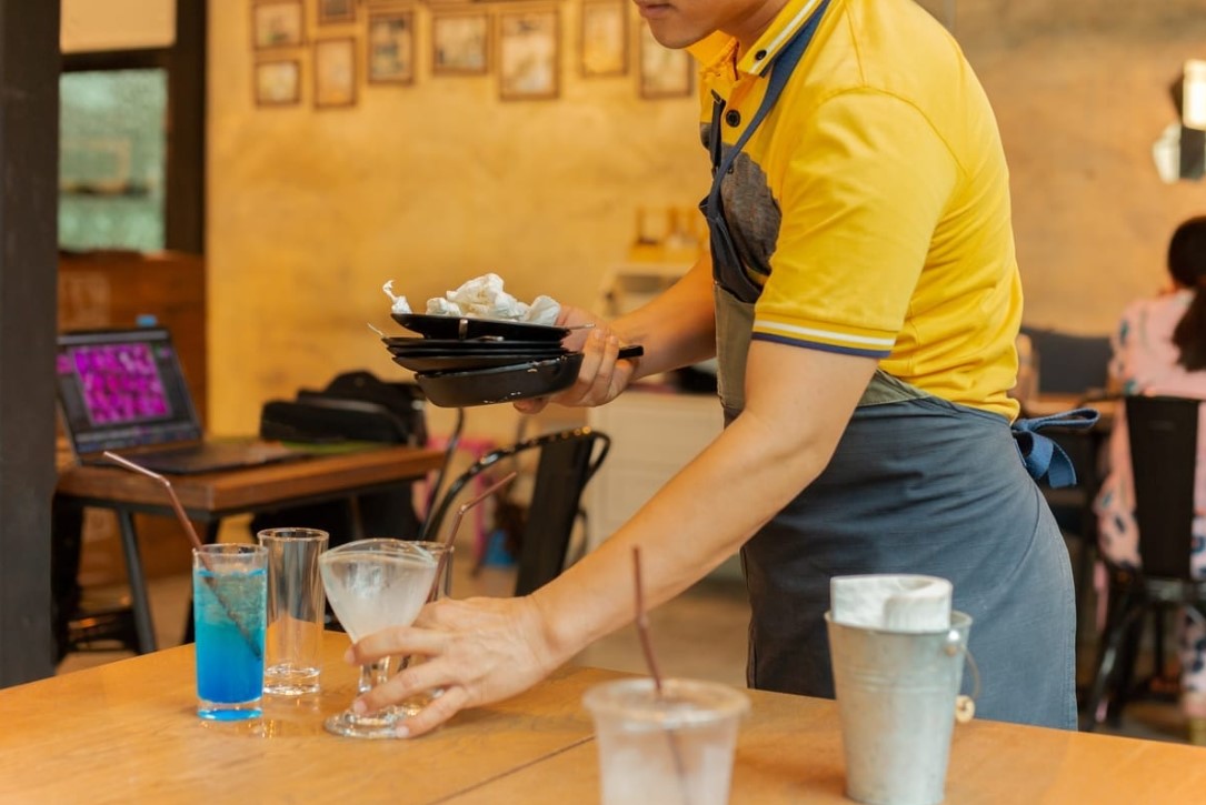 Mit jelent a pincérek pszichológiai szempontból történő segítése? 3 Mit jelent a pincérek pszichológiai szempontból történő segítése?