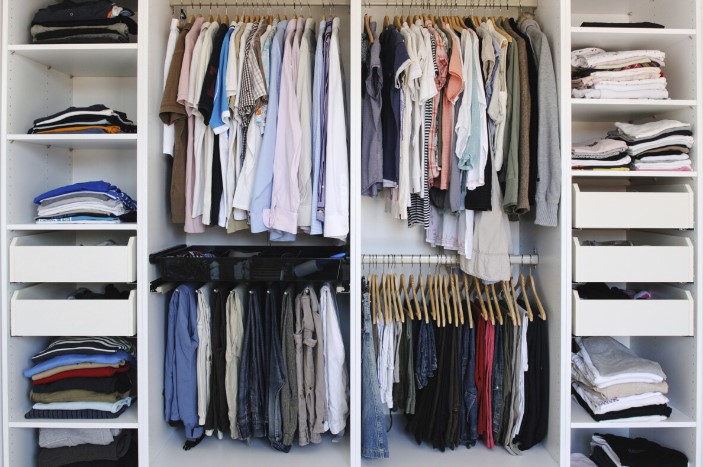 Kellemetlen szag a ruhákból a szekrényben? Itt van, mit tegyen, hogy luxus illata legyen