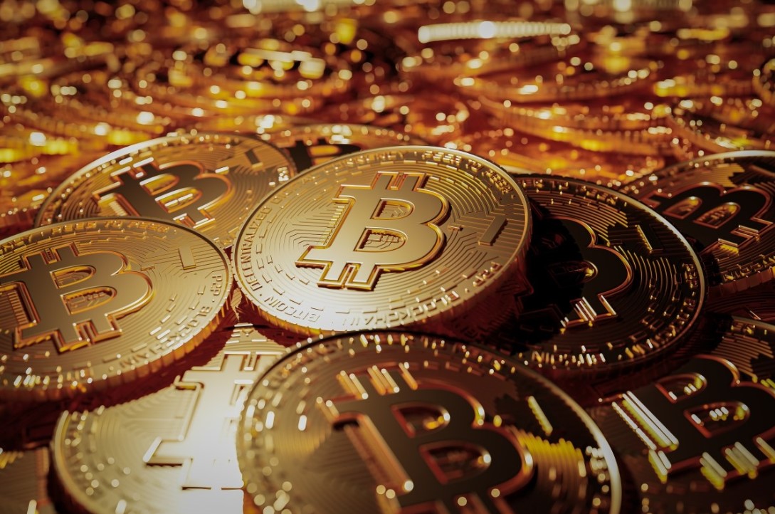 Arany versus Bitcoin: Dilemma a biztonságos kikötőt kereső befektetők számára