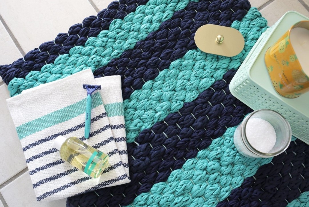 A régi ruhák újrafelhasználása a divatban: három új módszer az elhasználódott pólók használatára