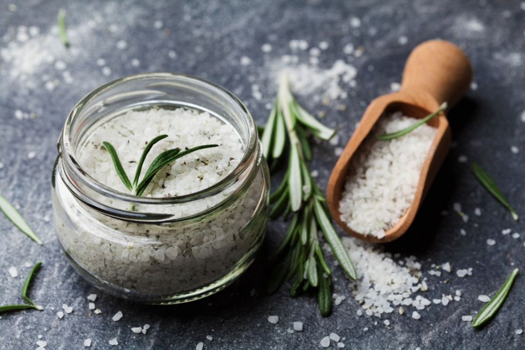 Rozmaring és durva só: miért tárolja őket egy üvegben otthon? 4 Rozmaring és durva só: miért tárolja őket egy üvegben otthon?