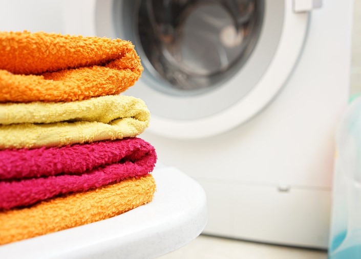 Miért hiba a törölközőt meleg vízben mosni, és mi az ideális hőmérséklet?