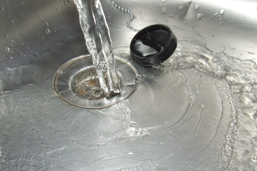 Öntsd a lefolyóba, adj hozzá vizet, és fedd le egy ruhával: 10 perc múlva a lefolyó teljesen tiszta, a víz pedig újra szabadon folyik 4 Öntsd a lefolyóba, adj hozzá vizet, és fedd le egy ruhával: 10 perc múlva a lefolyó teljesen tiszta, a víz pedig újra szabadon folyik