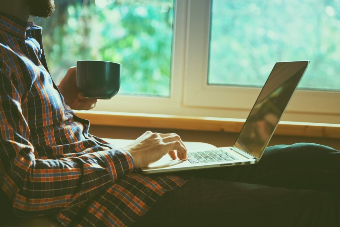 Személyes fejlődés szakértő: „Miért vagyunk boldogabbak pénteken, mint vasárnap? Mert az elménk állandóan a jövőt vetíti előre.”