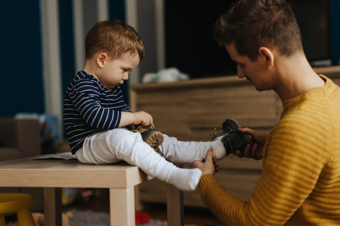 Mit jelent pszichológiailag, ha a gyerekek a szüleik cipőjében játszanak? A szakértők szerint ez sokkal mélyebb, mint hinnénk 4 Mit jelent pszichológiailag, ha a gyerekek a szüleik cipőjében játszanak? A szakértők szerint ez sokkal mélyebb, mint hinnénk