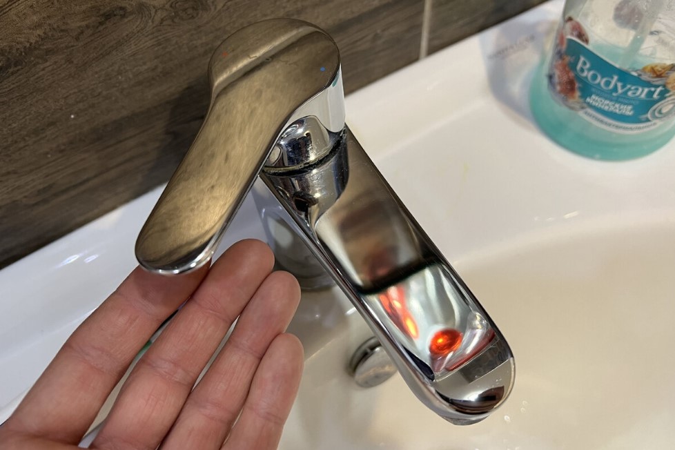 Viszlát, vízkő a csaptelepeken és WC-kben: a leghatékonyabb módszer, amelyhez nem kell ecet vagy szódabikarbóna 4 Viszlát, vízkő a csaptelepeken és WC-kben: a leghatékonyabb módszer, amelyhez nem kell ecet vagy szódabikarbóna