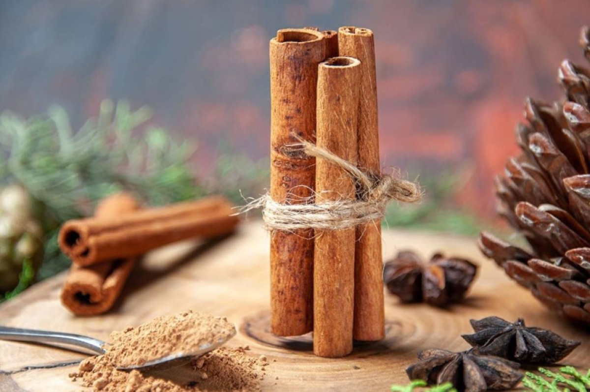 A döbbenetes ok, amiért egyre többen fahéjrudakat akasztanak a bejárati ajtóra – és mi történik, amikor te is kipróbálod 2 A döbbenetes ok, amiért egyre többen fahéjrudakat akasztanak a bejárati ajtóra – és mi történik, ami...