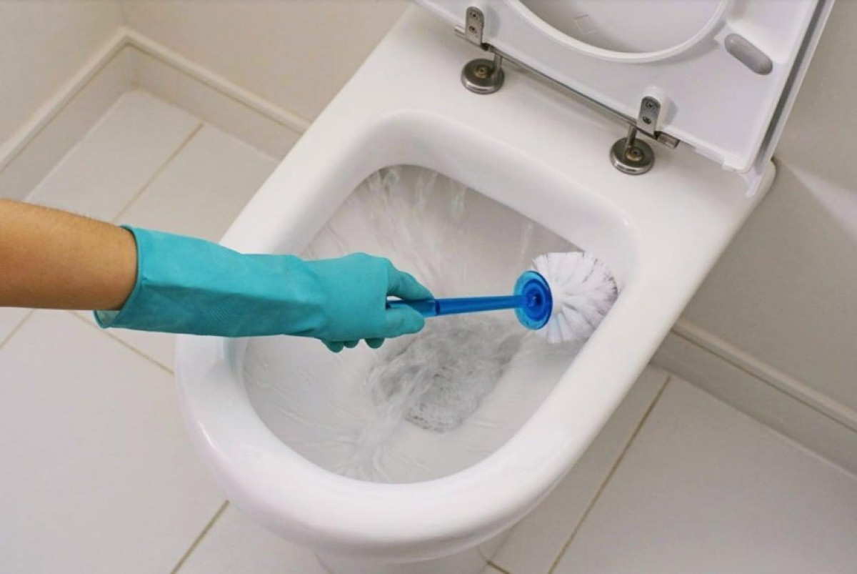 A konyhai tisztító újra megtisztítja a WC-t