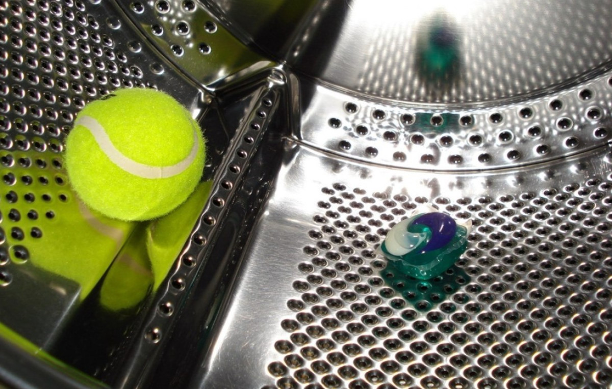 A mosógépben történő mosás után a ruhák puhábbá és tisztábbá tételének titka: mindössze egy teniszla...