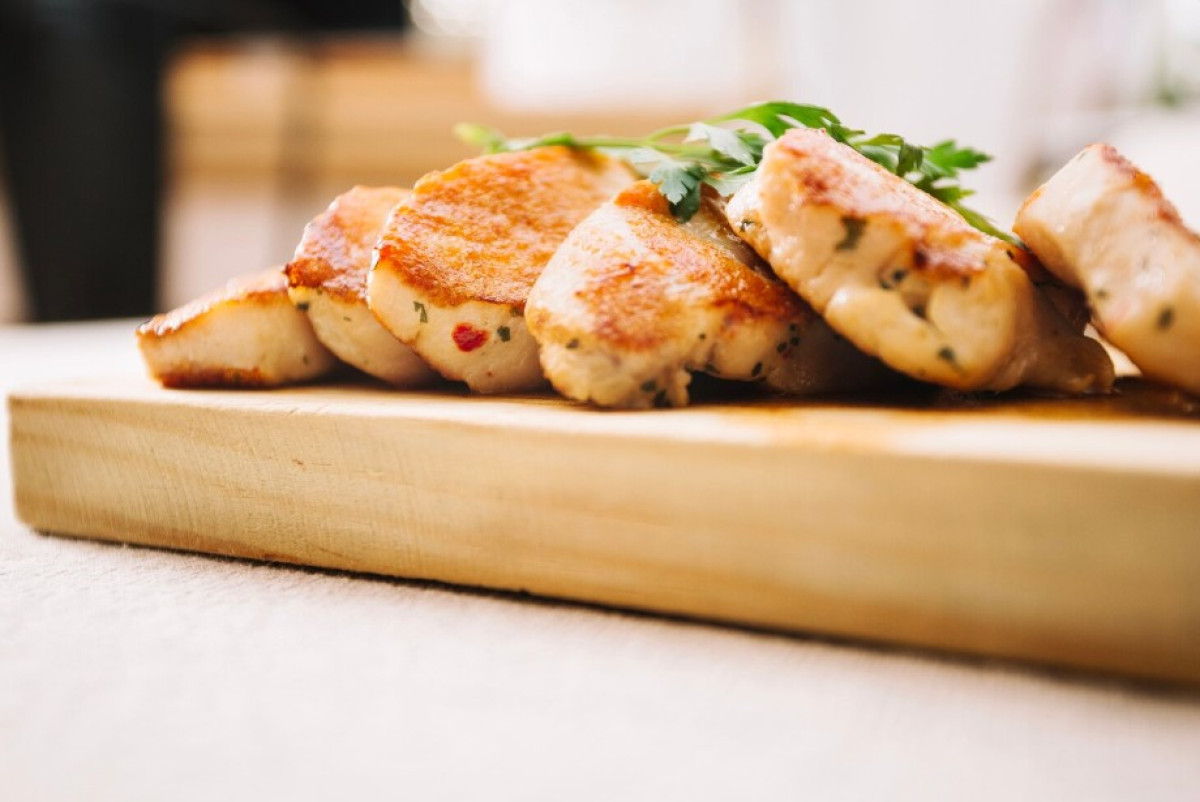 A recept, amely 2025-ben meghódítja a magyar konyhákat: ropogós-parmezános csirkemell 15 perc alatt