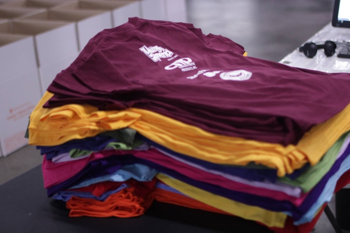 A régi ruhák újrafelhasználása a divatban: három új módszer az elhasználódott pólók használatára