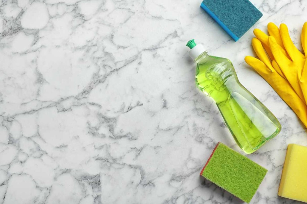 Hibátlan felületek: tippek a fa, acél és márvány tisztításához