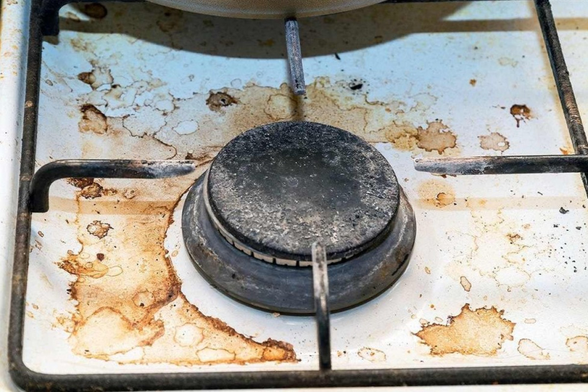 Hogyan tisztítsuk a gáztűzhely grilljét házi módszerrel: szódabikarbóna és forró víz