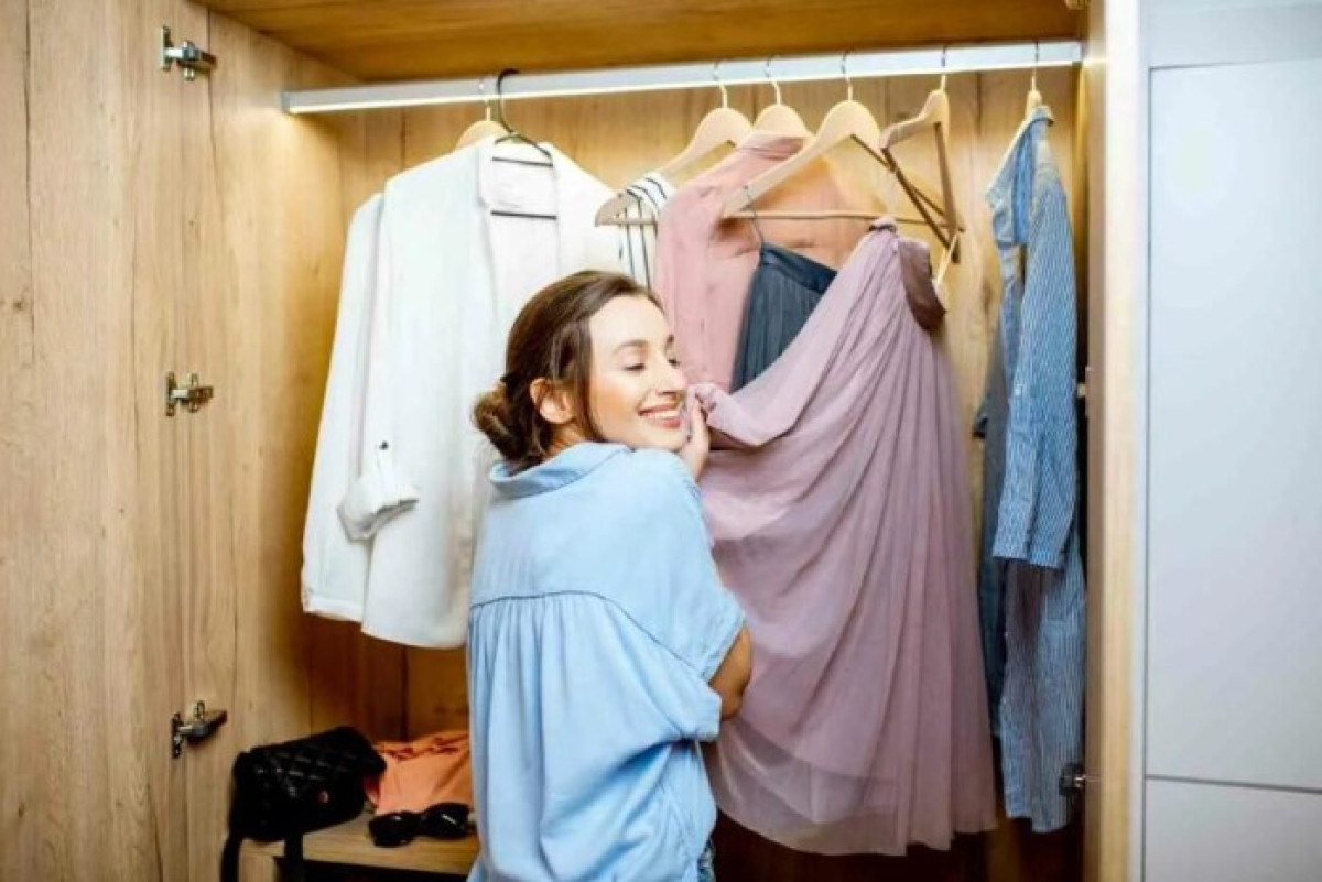 Kellemetlen szag a ruhákból a szekrényben? Itt van, mit tegyen, hogy luxus illata legyen