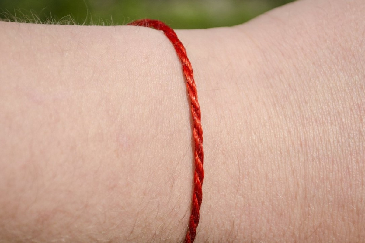 Miért ajánlott piros szalagot viselni a csuklóján és mi az?