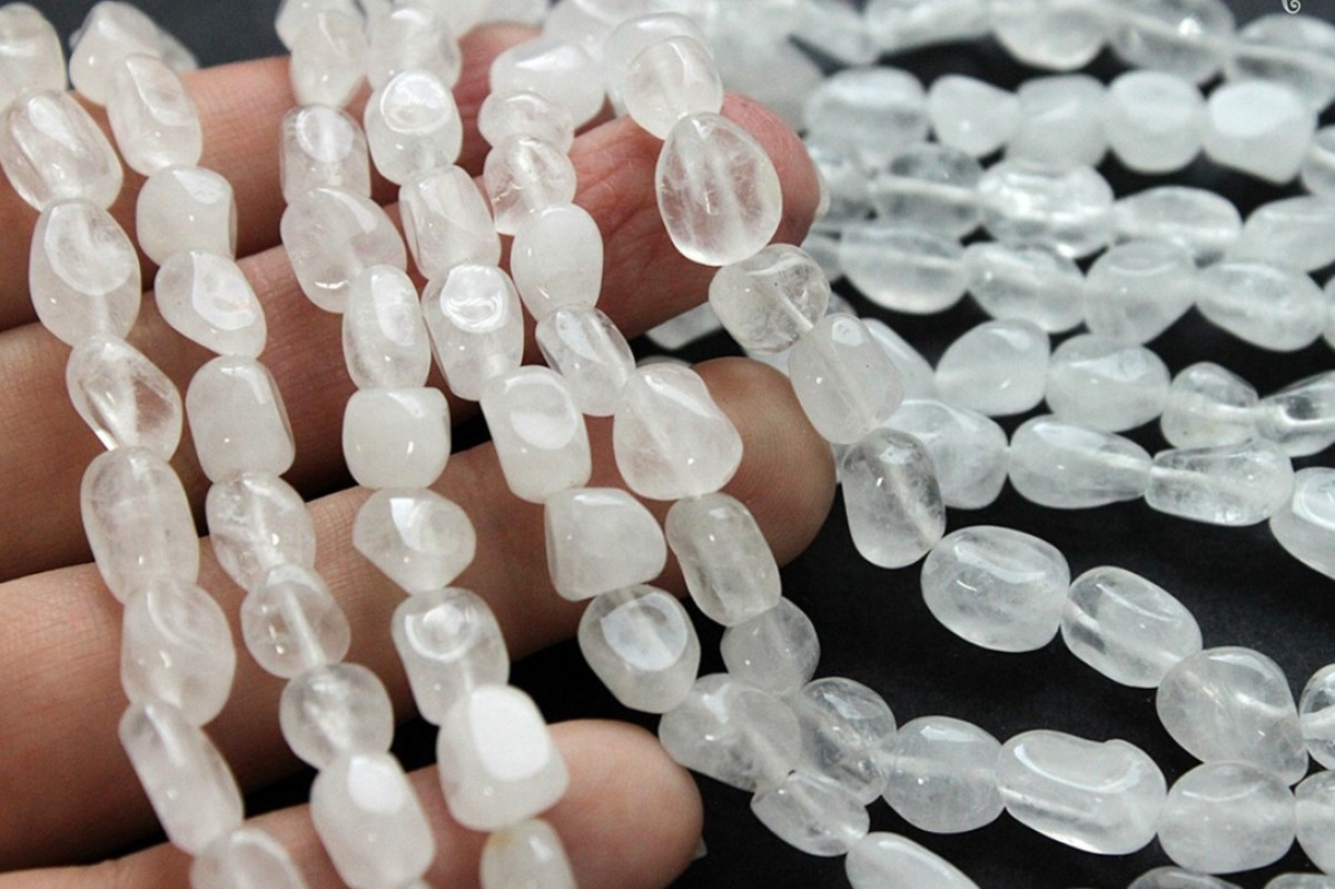 Mit jelent a fehér kő nyaklánc viselése, és miért egyre népszerűbb?