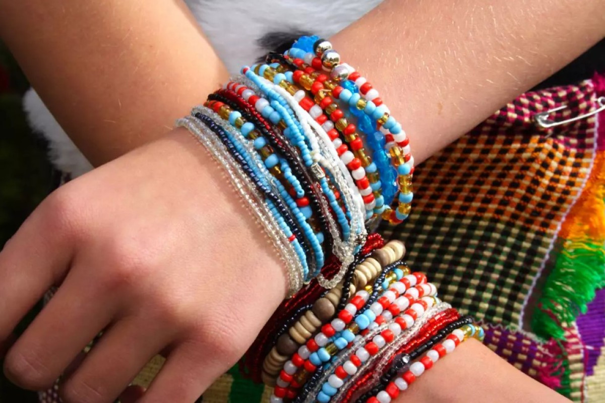 Mit jelent a pszichológia szerint, ha valaki egyszerre sok karkötőt visel?