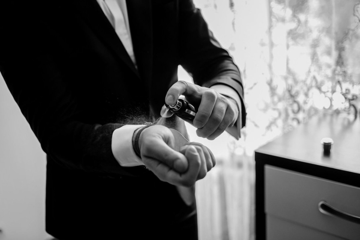 Ne dörzsölje vagy alkalmazza a ruhákat: itt van egy egyszerű trükk, amely segít megőrizni az illatot reggeltől estig 2 Ne dörzsölje vagy alkalmazza a ruhákat: itt van egy egyszerű trükk, amely segít megőrizni az illatot...