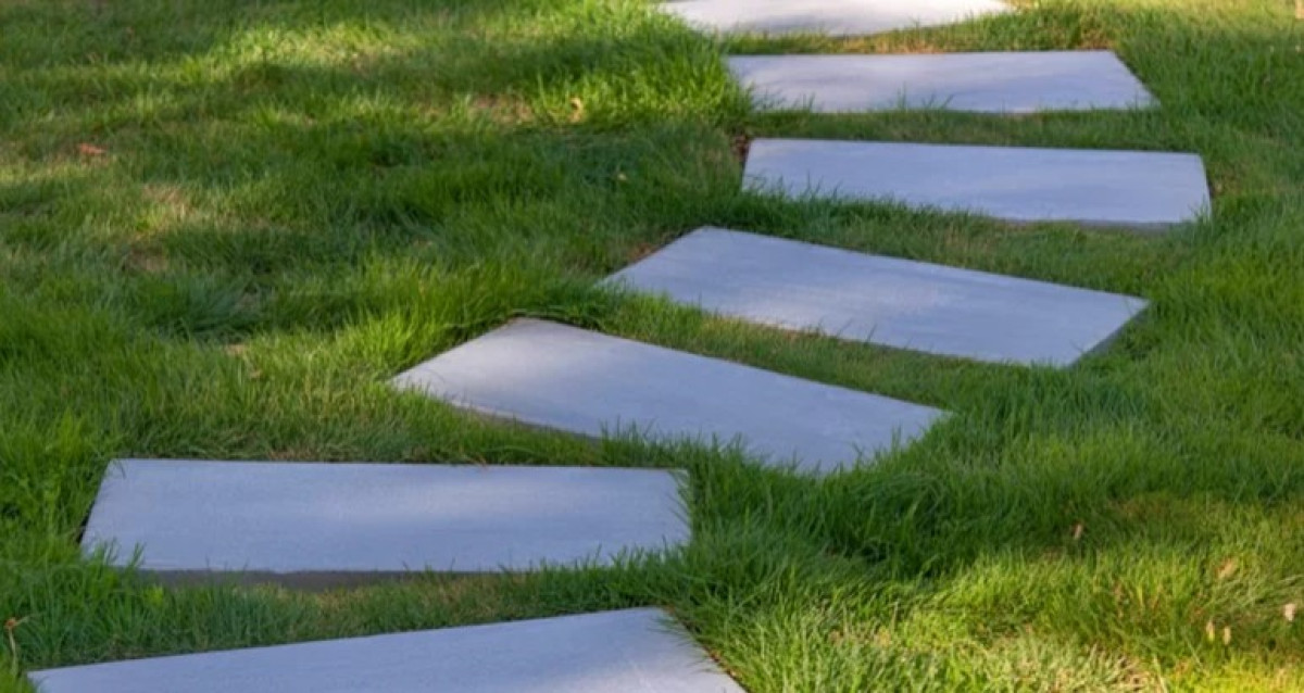 Okos trükk, amivel sokkal könnyebb megtisztítani és szegélyezni a járólapokat a kertben