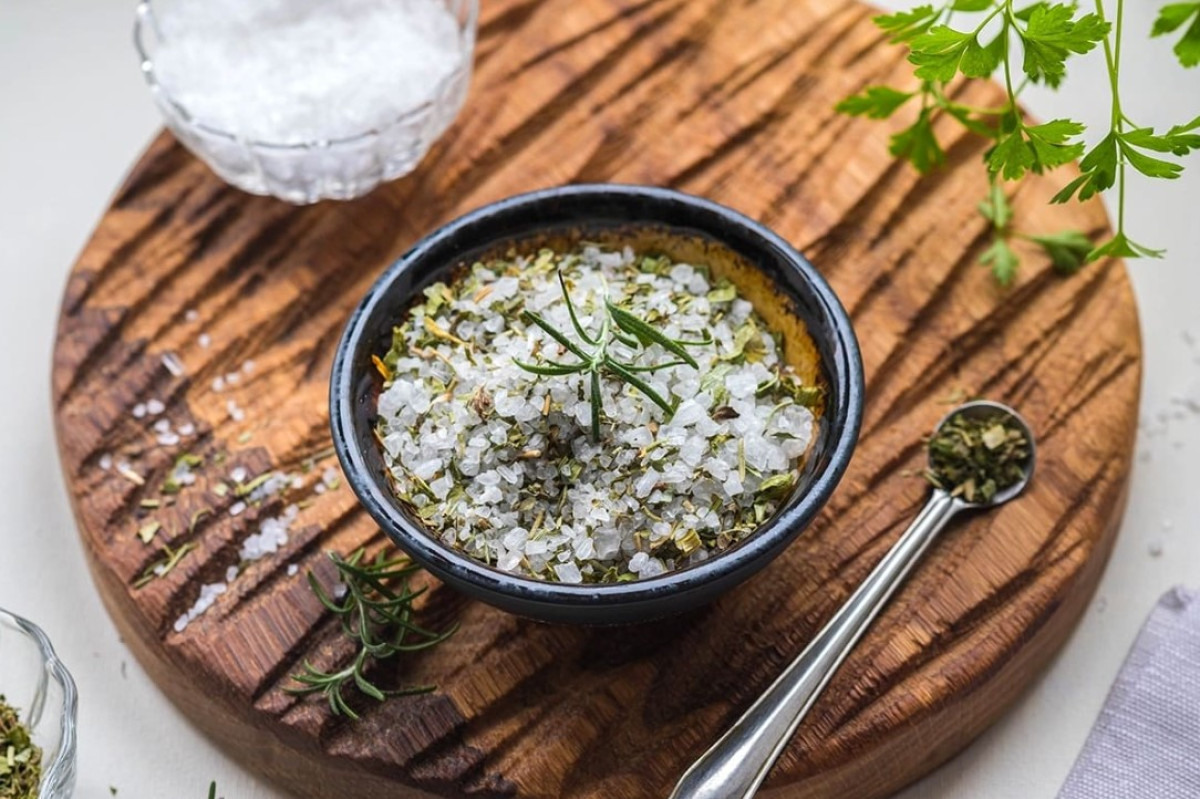 Rozmaring és durva só: miért tárolja őket egy üvegben otthon?