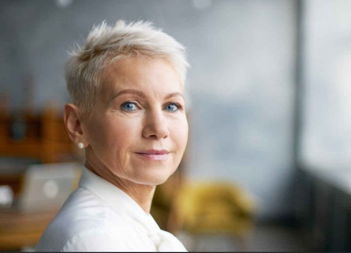 Top 5 fiatalító frizura trendek 40 felett 2025-ben